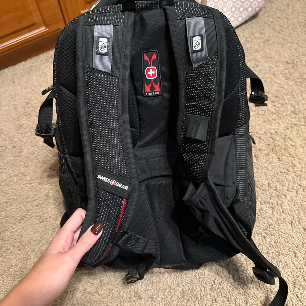 SwissGear Black Backpack for Men - Picture 3 of 5